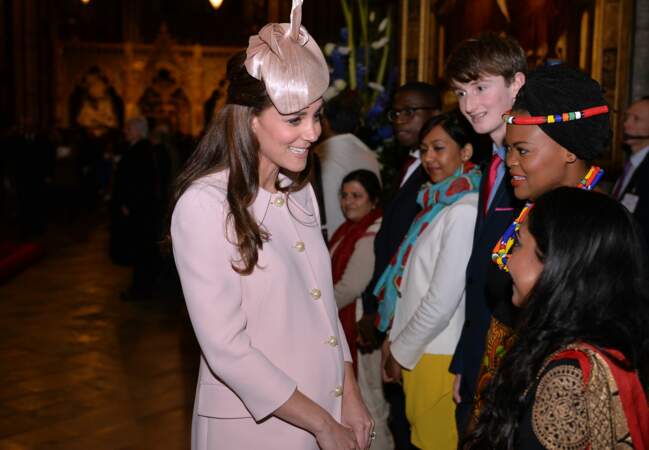 Princesse Kate en rose bébé salue les invités présents