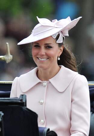15 juin : Pour Trooping the colour, Kate clôture ses apparitions officielles en rose bébé, avec un ravissant bibi 