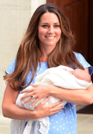 23 juillet : Kate jeune maman apparaît sur le parvis de la maternité à peine apprêtée