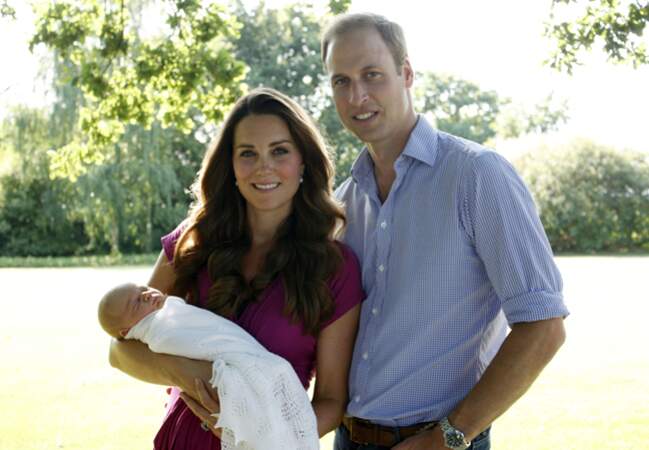 15 août 2013 Robe fuchsia Seraphine pour la photo officielle du Royal Baby
