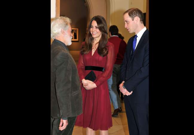 11 janvier 2013 - Le duchesse découvre son portrait officiel dans une silhouette rouge