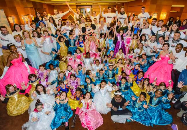 Les princesses du Secours populaire en compagne des Miss France et des bénévoles de Disneyland Paris