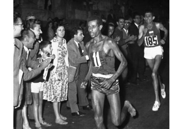 1960, JO de Rome : le sportif éthipien Abebe Bikila remporte le marathon pieds nus