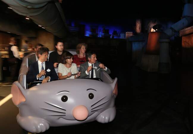 Anne Hidalgo n'a pas raté l'occasion d'essayer la nouvelle attraction Ratatouille