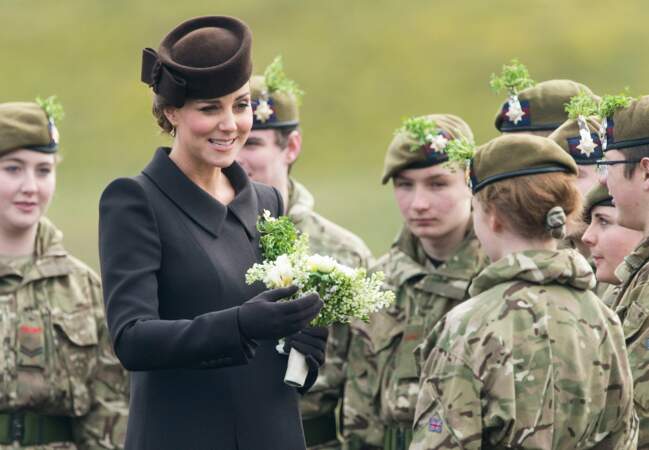 La duchesse de Cambridge rencontre les soldats irlandais pour la Saint Patrick