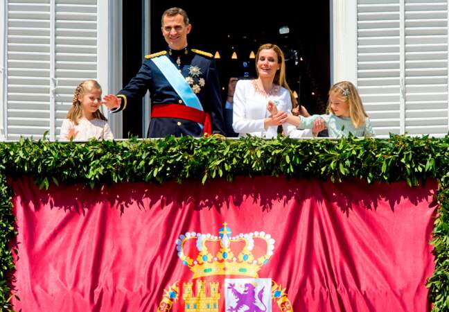 Au balcon du palais, Felipe VI, sa femme et ses fille saluent leurs sujets. Une nouvelle époque débute en Espagne..