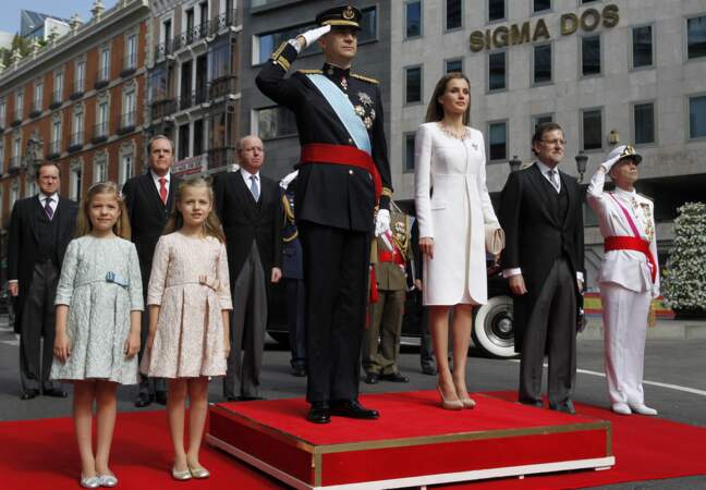 Felipe est désormais le roi d'Espagne. Il est au garde à vous pour écouter l'hymne de son pays