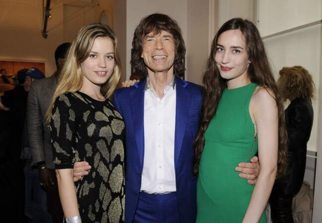 Mick Jagger, avec Elizabeth et Georgia May, ses deux filles dans les bras