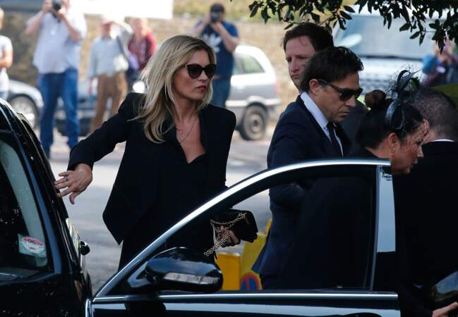 Kate Moss et son mari Jamie Hince arrivent aux funérailles