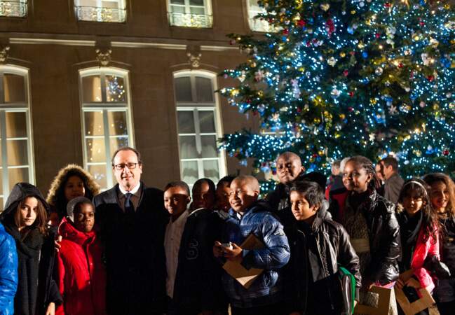 François Hollande avec quelques enfants des différentes associations dont Sol en Si, ELA et Handicap International