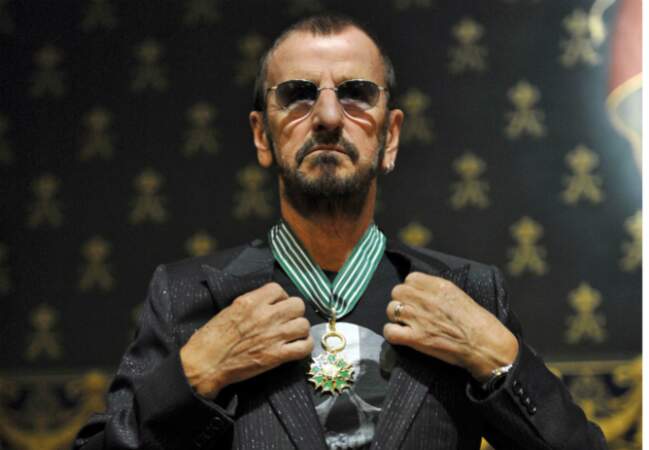 Ringo Starr arbore son insigne de Commandeur des Arts et des Lettres