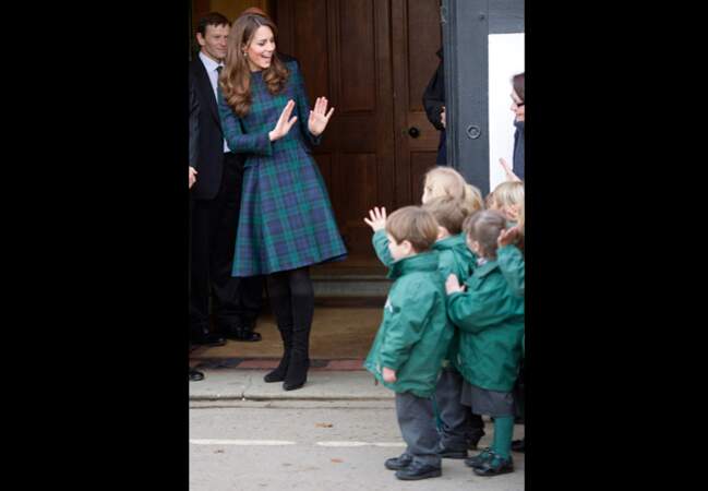 Kate Middleton salue les enfants de l'école St Andrews