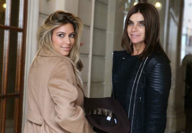 Kim Kardashian et Carine Roitfeld dans l'entrée de l'immeuble rue Montaigne