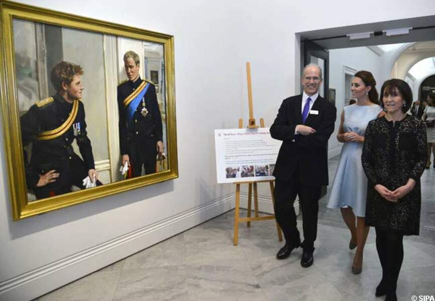 24 avril 2013 - Une robe qu'elle porte à la National Portrait Gallery pour The Art Room