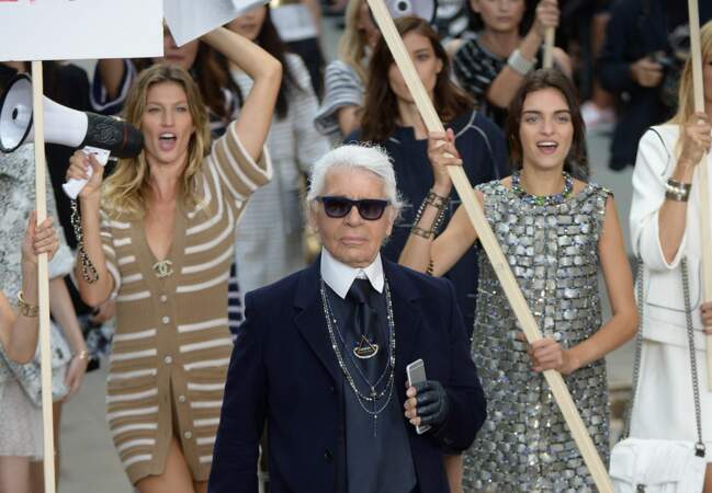 Karl Lagerfeld chef de file des manifestantes de charme