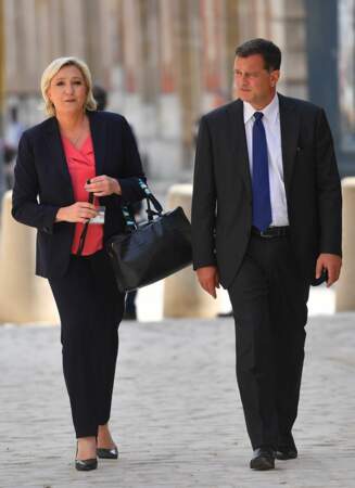 Marine Le Pen et Louis Aliot se sont séparés après dix ans de relation. Le député RN a évoqué sa rupture dans les colonnes de L'Opinion, en septembre 2019. La fille de Jean-Marie Le Pen et son compagnon se sont séparés aussi discrètement qu'ils ont vécu leur idylle. 