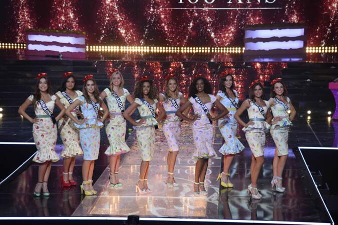 Les candidates divines sur la scène du Puy du Fou lors de l'élection de Miss France 2021
