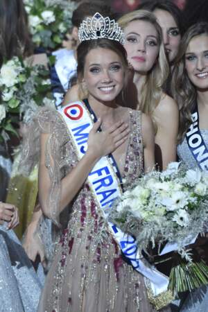 Amandine Petit émue lors de son son élection en tant que Miss France 2021 sur la scène du Puy du Fou