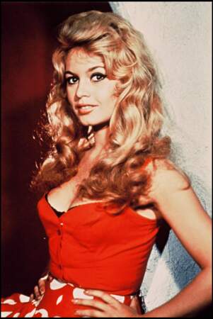 Brigitte Bardot arbore les longs cheveux frisés 