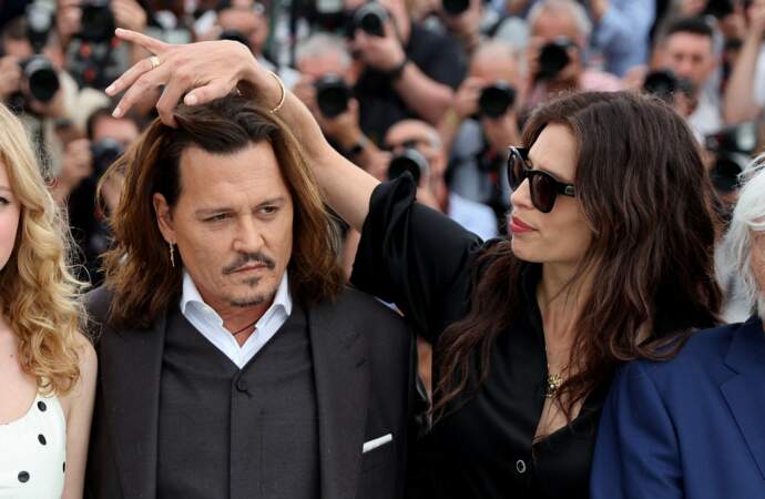 Jour 1 : Johnny Depp recoiffé par Maïwenn lors du photocall de "Jeanne du Barry" lors du 76ème Festival International du Film de Cannes, le 17 mai 2023