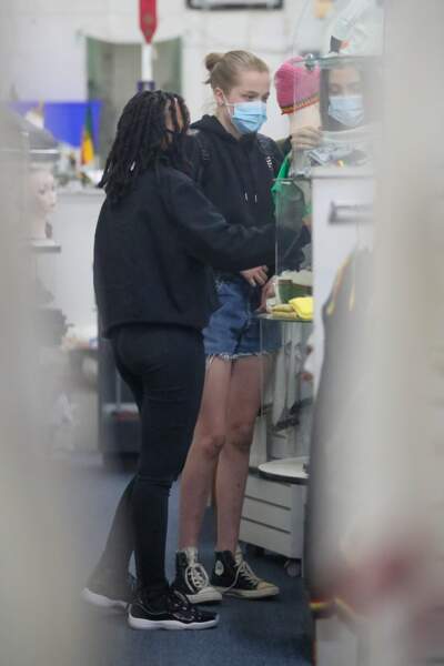 Angelina Jolie est allée faire du shopping chez Ethiopian Design avec ses filles Zahara et Shiloh à Los Angeles. Le 8 janvier 2021