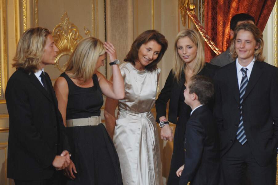 Arrivée de Nicolas Sarkozy à l'Elysée en 2007. Pour l'occasion Cécilia Attias est venue avec ses deux filles et leur fils.