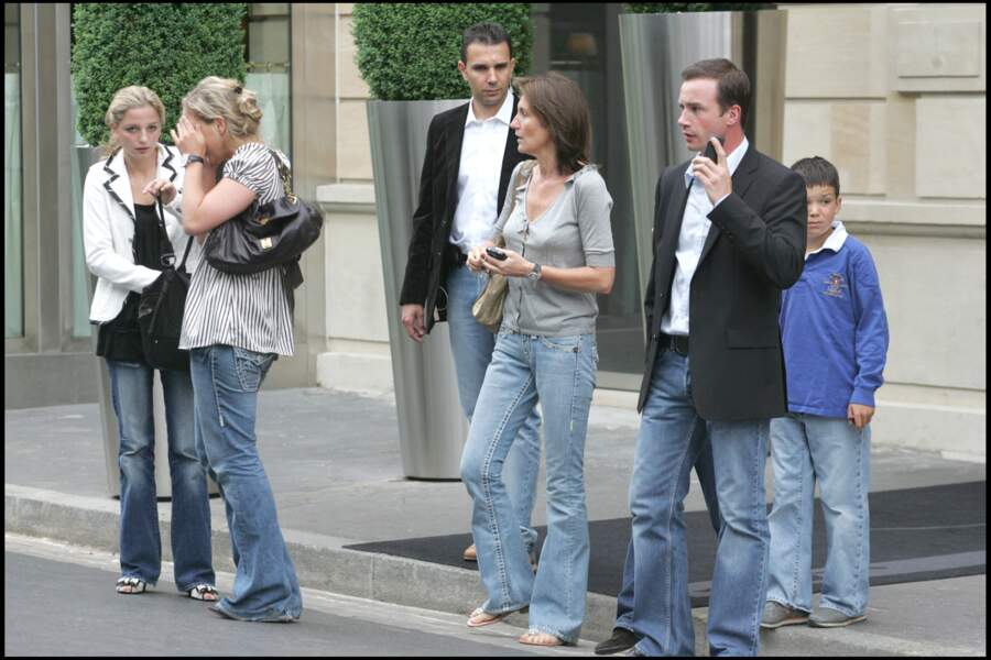 Cécilia Sarkozy quitte le Fouquet's en famille.