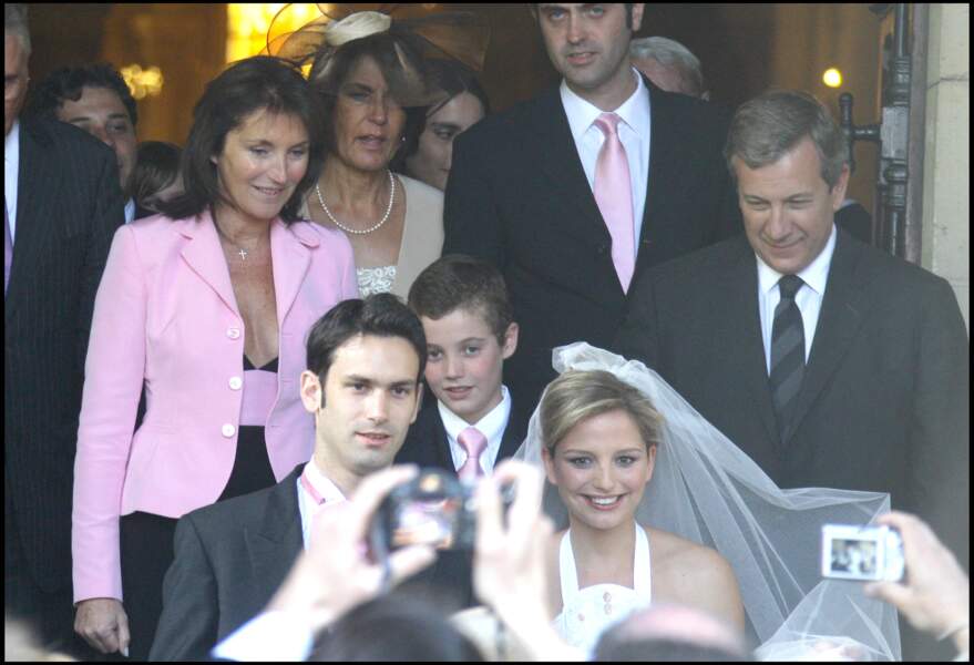 Cécilia Attias, mère heureuse et émue, aux côtés de son mari, pour le mariage de sa fille Jeanne-Marie Martin avec Gurvan Rallon en mai 2008.