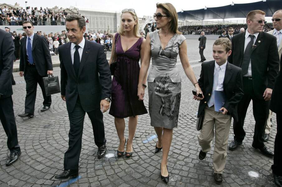 Le 14 juillet 2007, Cécilia s'affiche aux côtés de Nicolas Sarkozy et de leur fils Louis, mais également avec sa fille Jeanne-Marie.