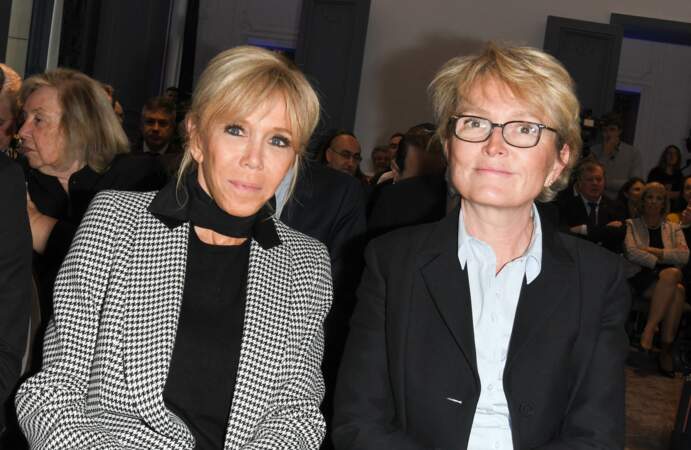 Dans l'entourage de Brigitte Macron, figure aussi Claude Chirac, qui a joué un rôle important pour que l'épouse d'Emmanuel Macron succède à sa mère, Bernadette Chirac, à la tête de la Fondation Hôpitaux de Paris-Hôpitaux de France.