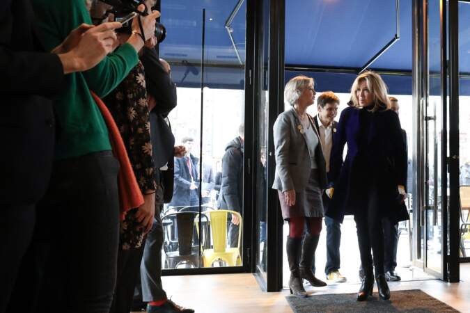 Sensible à la question du handicap, Brigitte Macron est également apparue plusieurs fois au côté de Sophie Cluzel, secrétaire d'État chargée de des personnes handicapées, comme lors de l'inauguration du Café Joyeux, à Paris, en mars 2020.