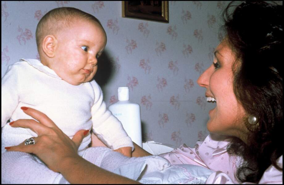 Peu après la naissance de Jean-Marie en 1987, Cécilia apparaît comme une mère comblée.