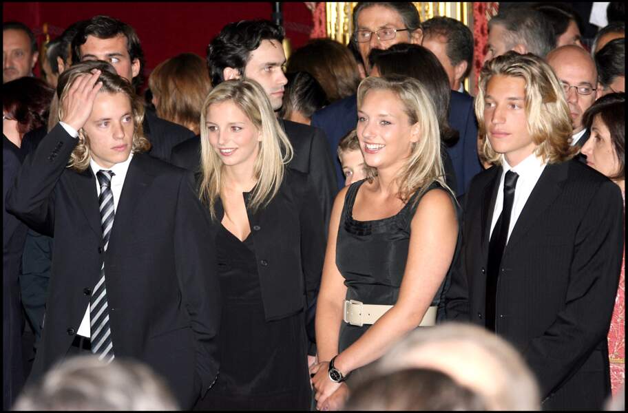 Passation de pouvoir à l'Elysée en 2007. Les deux filles de Cécilia, radieuses, aux côtés des grands garçons de Nicolas Sarkozy.