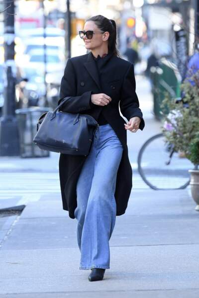 Katie Holmes métamorphosée depuis sa rupture, porte régulièrement des maxi pardessus, associés à des jeans et de simple paire de baskets