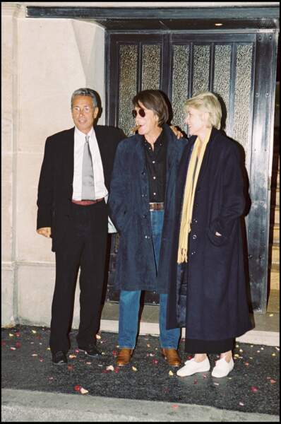 Le maxi pardessus de Françoise Hardy avec Jacques Dutronc et Jean-Marie Périer lors d'un vernissage de Perrier en 1990