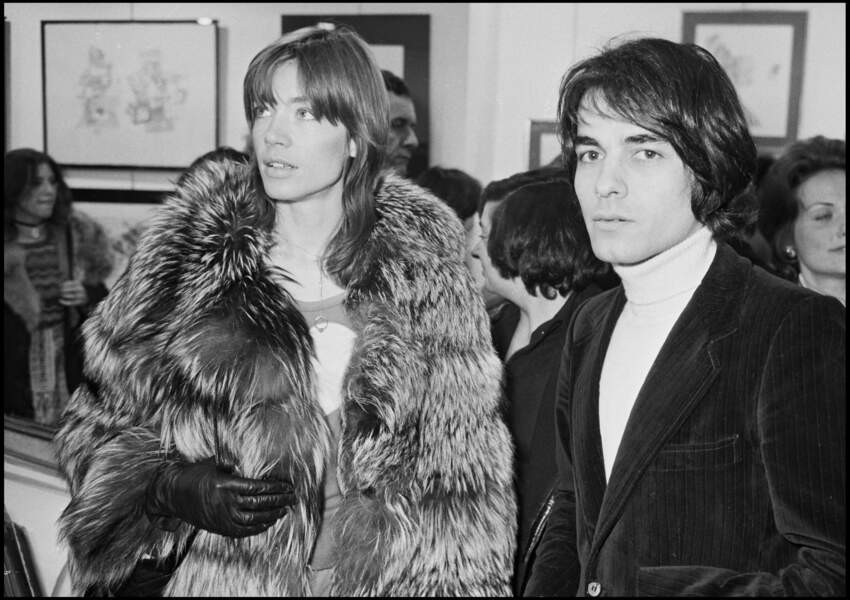Françoise Hardy en 1971, est apparue dans une grosse pelisse fourrée et une paire de gants en cuir lors d'une exposition parisienne