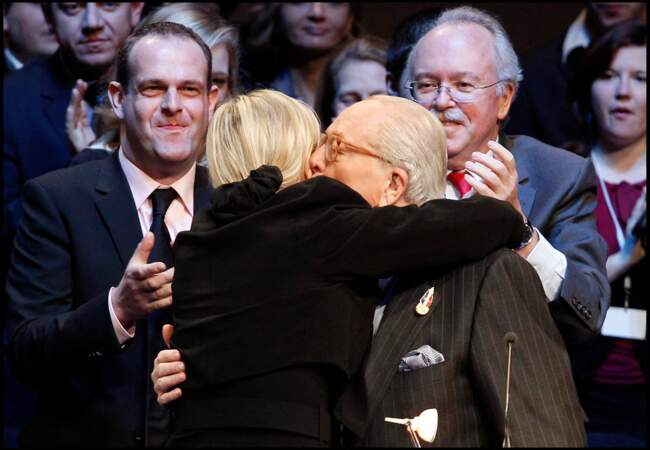 Jean-Marie et Marine Le Pen se sont pris dans les bras