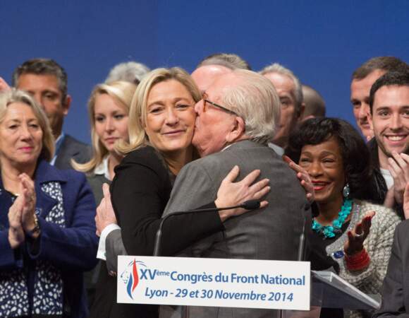 Jean-Marie et Marine Le Pen se sont autorisés un câlin