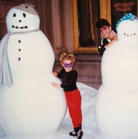 Jazmin Grimaldi, petite, jouant avec un bonhomme de neige