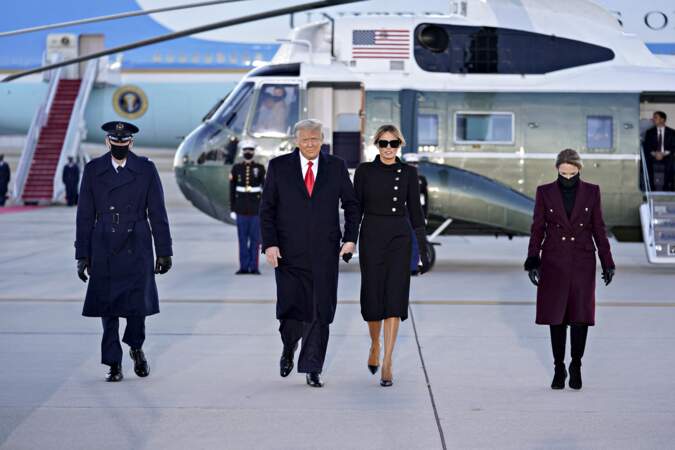 L'ancien président et Melania Trump sont montés à bord de l'hélicoptère Marine One, qui doit les emmener sur la base aérienne d'Andrews, d'où ils s'envoleront pour la Floride et leur nouvelle vie