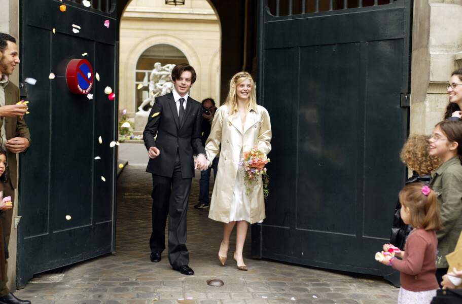 Chiara Mastroianni et Benjamin Biolay, (ci-dessus le 11 mai 2002, jour de leur union, devant la mairie de la place Saint Sulpice), ont invité de nombreuses personnalités à leur mariage