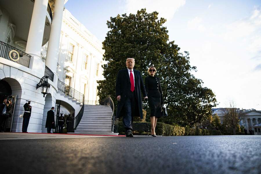 Donald et Melania Trump sont apparus plus complices que jamais pour leur départ de la Maison Blanche