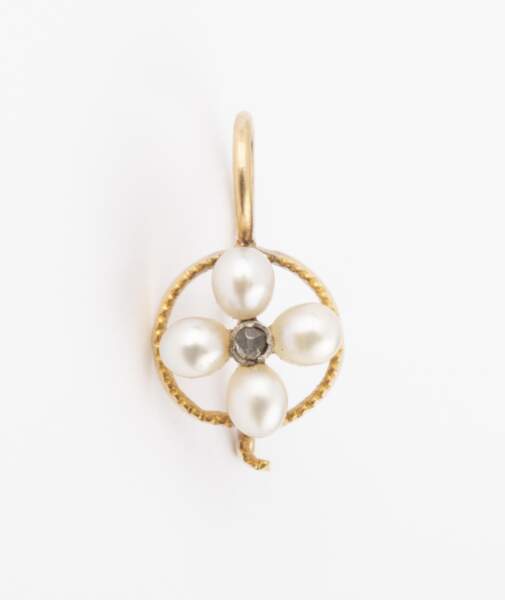Mono boucle d’oreille Cardamine en or jaune, perles et diamant, Caillou Paris, 325 €.