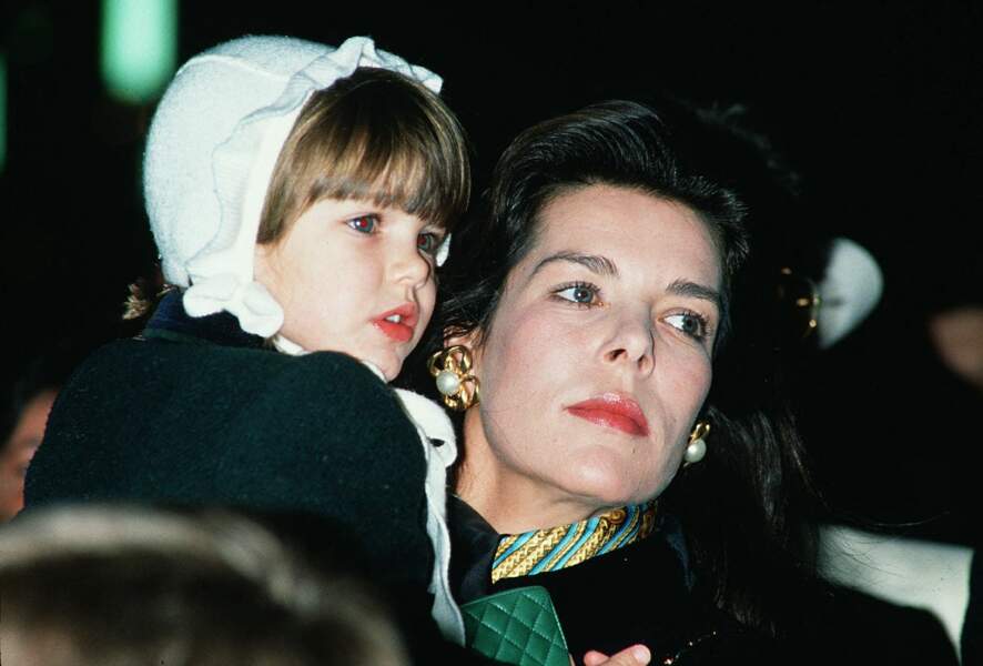 Caroline de Monaco avec Charlotte Casiraghi, en janvier 1990, lors d'une fête monégasque. Le duo mère-fille connaîtra le drame avec le décès de Stefano Casiraghi (père de Charlotte et mari de Caroline), en octobre 1990