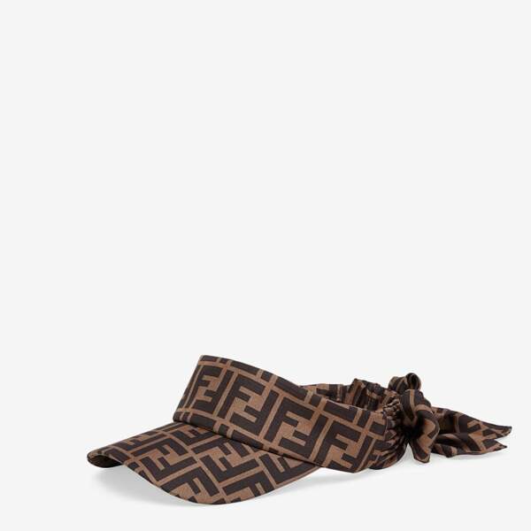 Visière en sergé de soie avec nœud style foulard à l’arrière, 590€, Fendi