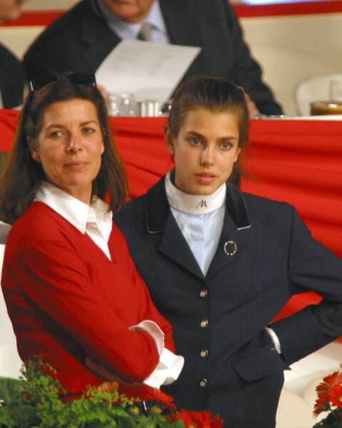 Caroline de Monaco n'hésite pas à soutenir sa fille, Charlotte Casiraghi, comme ici, au 9ème Jumping de Monaco, en avril 2004. 