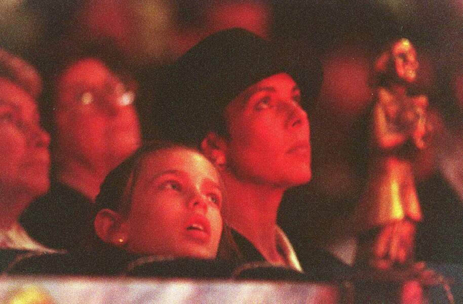 Emerveillées, Caroline de Monaco et Charlotte Casiraghi assistent un spectacle de cirque à Monaco en janvier 1997. 