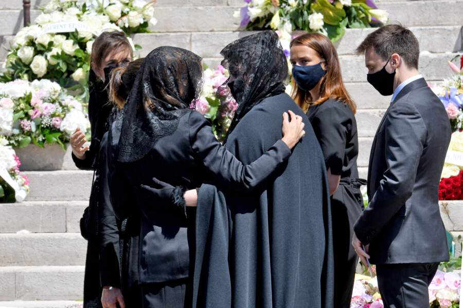 Soudées dans le malheur, Charlotte Casiraghi et sa mère, Caroline de Monaco, se prennent dans les bras lors de l'enterrement d'Elisabeth-Ann de Massy, le 17 juin 2020, à Monaco.