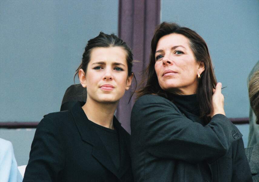 Toujours ensemble, mère et fille assistent à des courses hippiques à Fontainebleau, en 2000. 