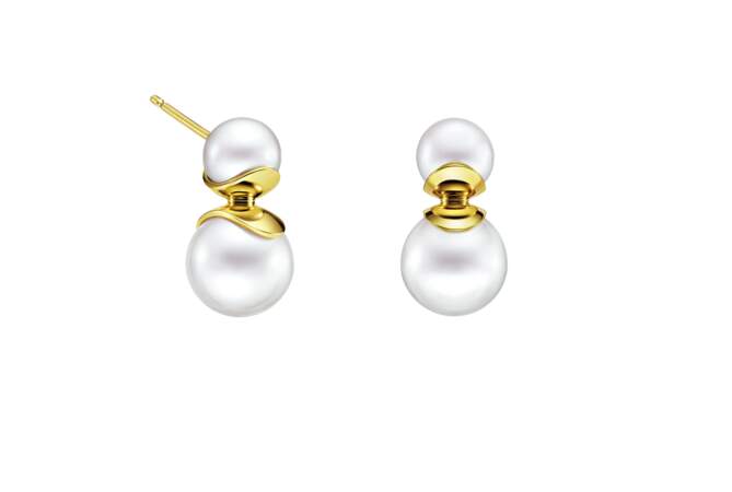 Boucles d’oreilles Illusion en or jaune et perle d’eau douce, Tasaki, 2 220 €
